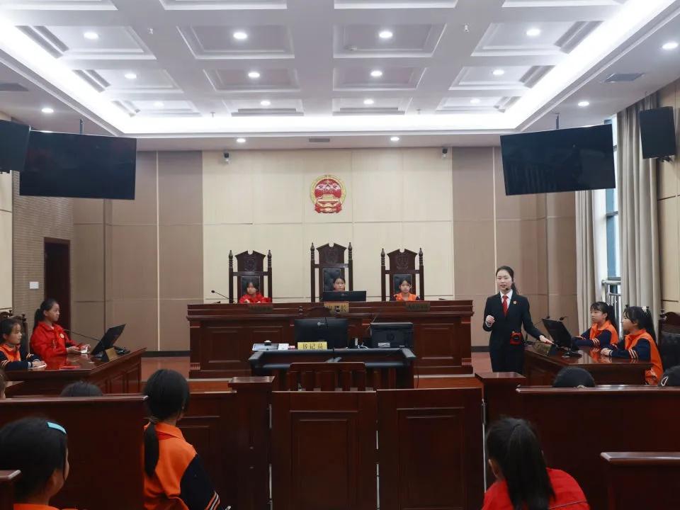 32 名女童走进法院，开启沉浸式法治之旅，你想知道她们经历了什么吗？  第7张