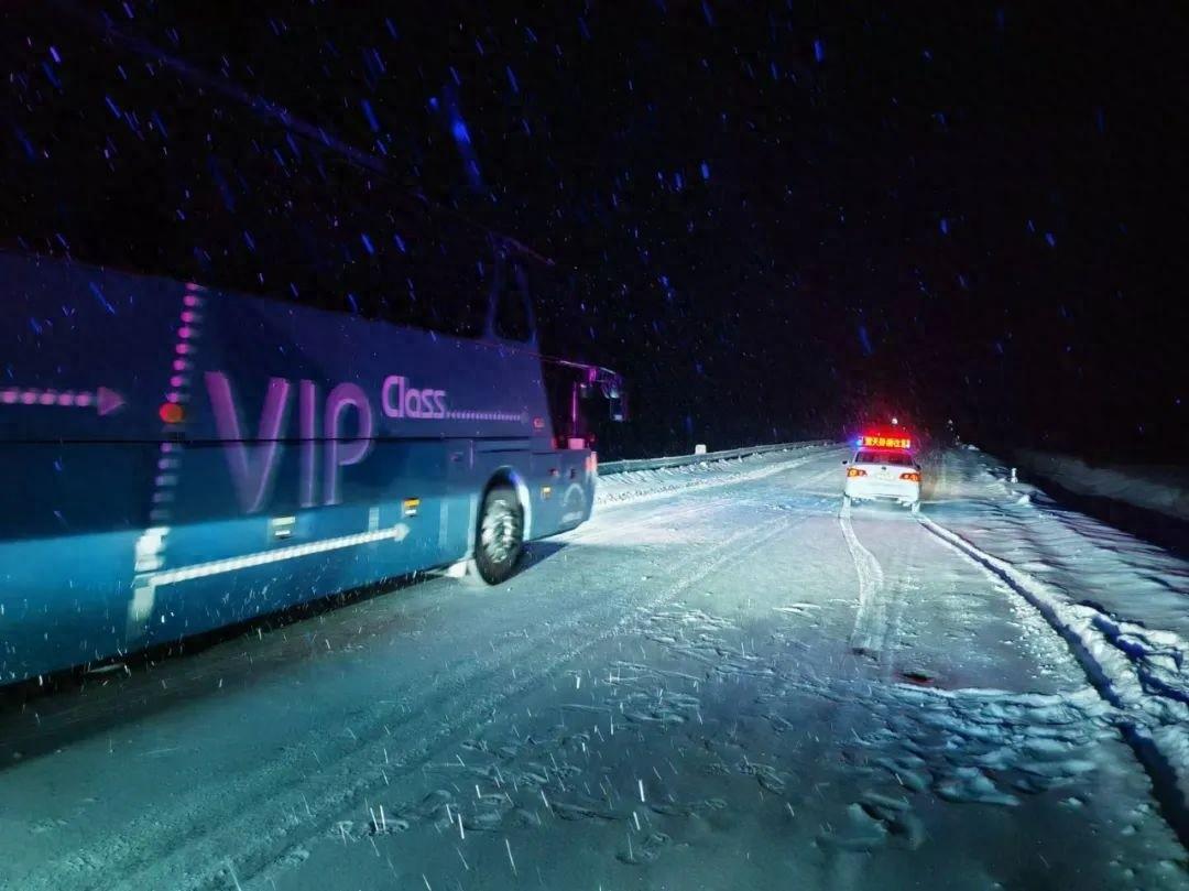 大雪纷飞，交警接力护送客车，守护旅客安全  第1张