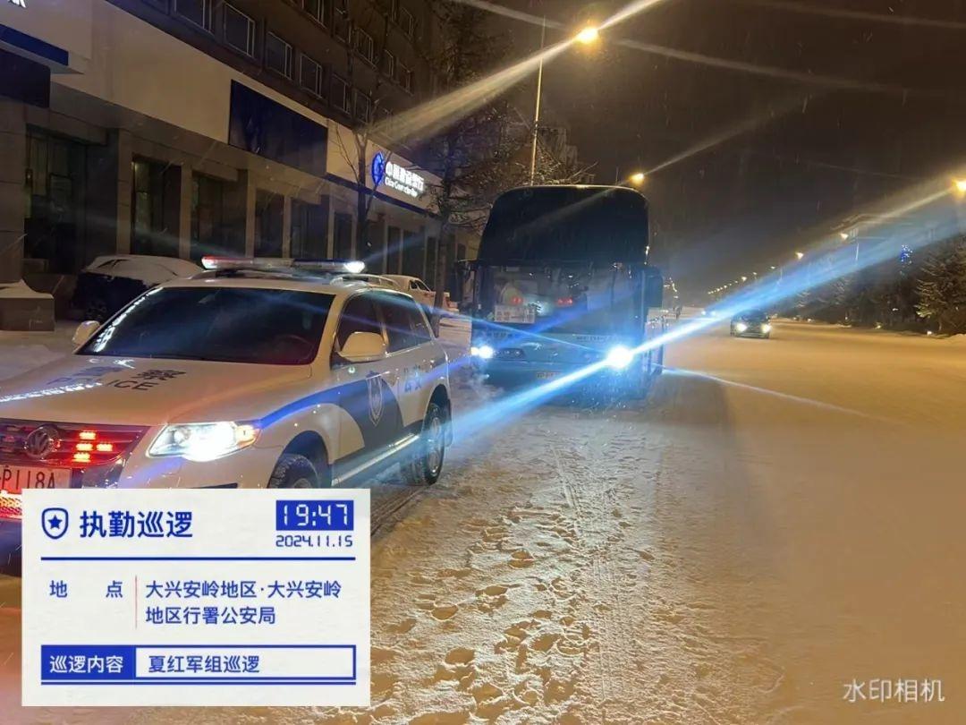 大雪纷飞，交警接力护送客车，守护旅客安全  第2张