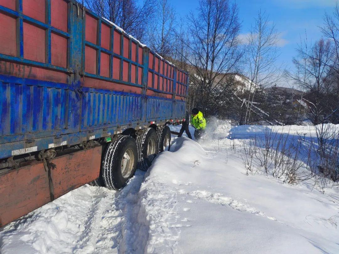 大雪纷飞，交警接力护送客车，守护旅客安全  第3张