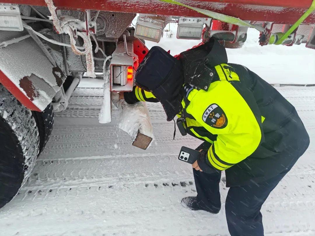 大雪纷飞，交警接力护送客车，守护旅客安全  第6张