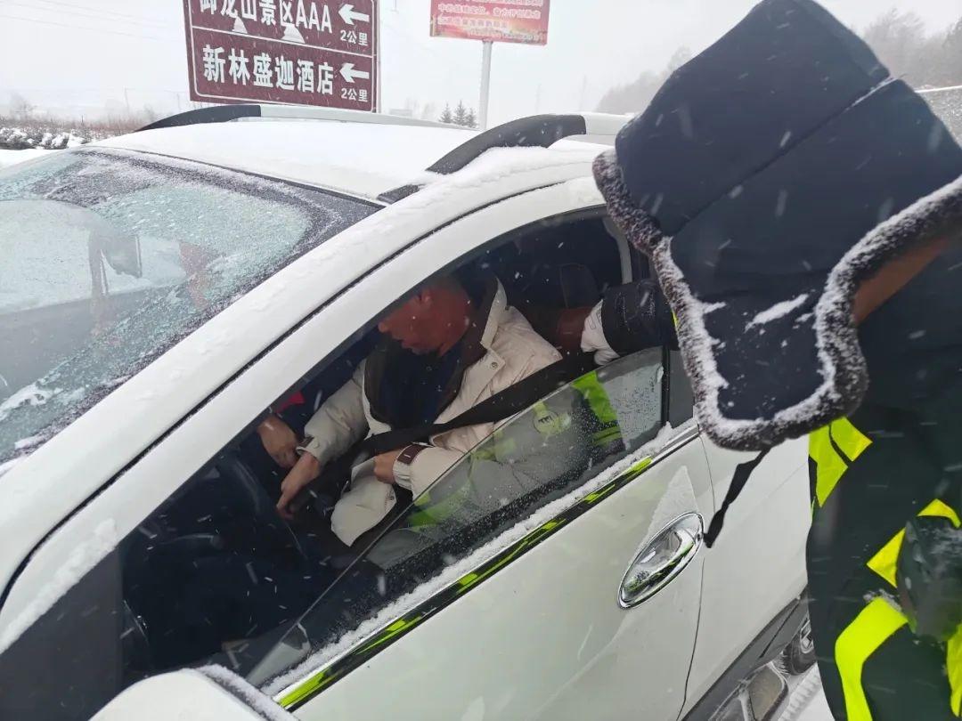大雪纷飞，交警接力护送客车，守护旅客安全  第7张