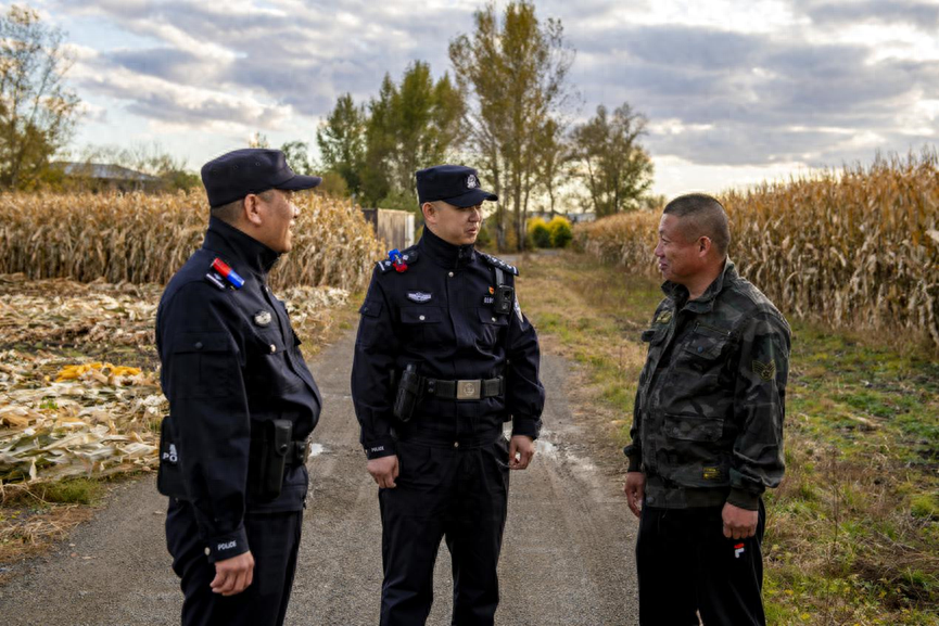 秋收安全不容忽视！哈尔滨警方全力护航，为乡村筑起安全防线  第1张