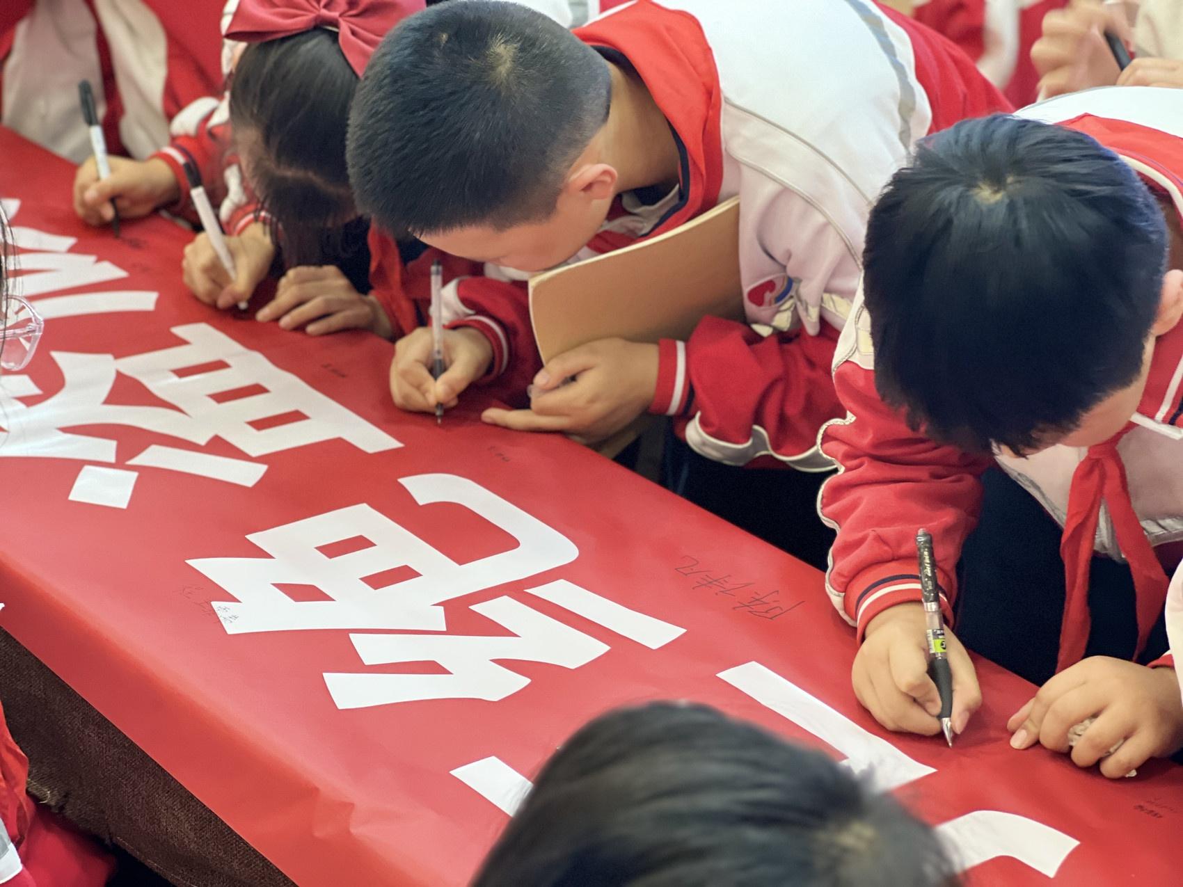 广元市主城区护苗 2024·绿书签行动走进南鹰小学，学生们积极参与  第2张