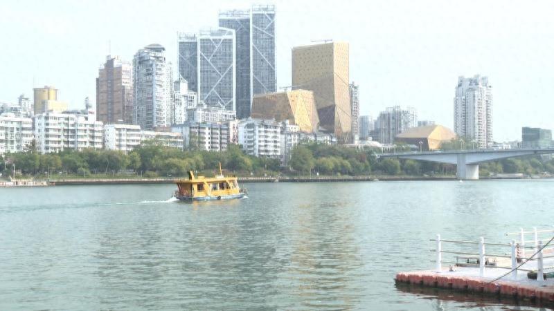 女子突然落水，水上公交驾驶员和水手迅速营救，他们能否成功？