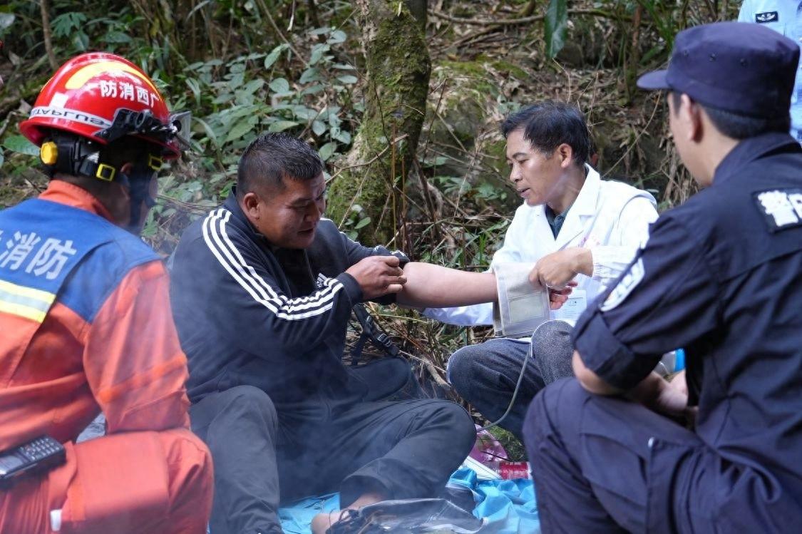 20 余人搜救小组艰难搜寻，成功营救迷失大瑶山的驴友