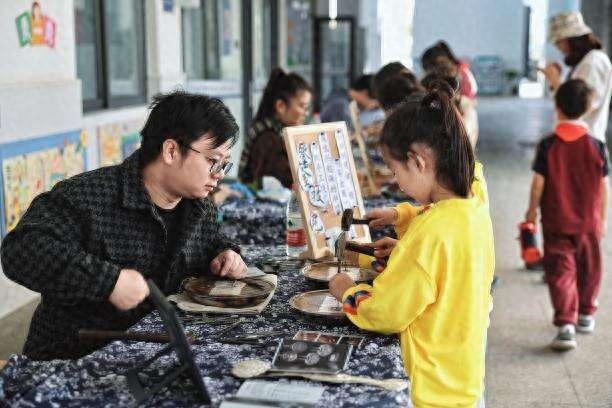 20 名本地青年手工艺人齐聚常熟市五爱小学，非遗文化进校园活动盛大启动  第1张
