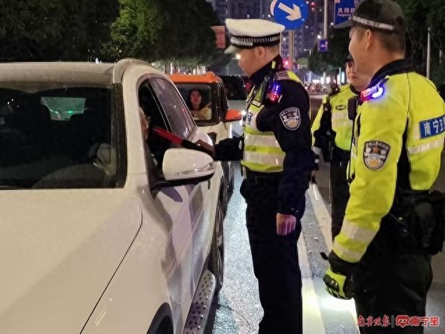 南宁交警深夜快闪行动，酒驾司机当场被查！岁末聚会多，出行安全不容忽视  第1张