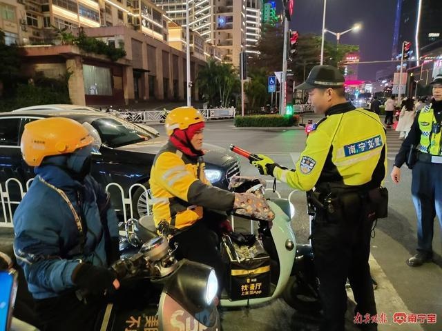 南宁交警深夜快闪行动，酒驾司机当场被查！岁末聚会多，出行安全不容忽视  第2张