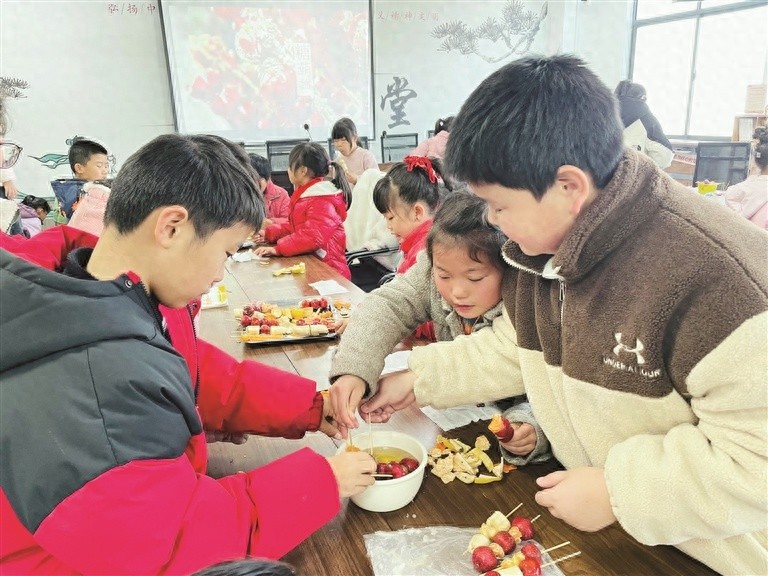 亲手制作冰糖葫芦，孩子们的笑容比糖还甜