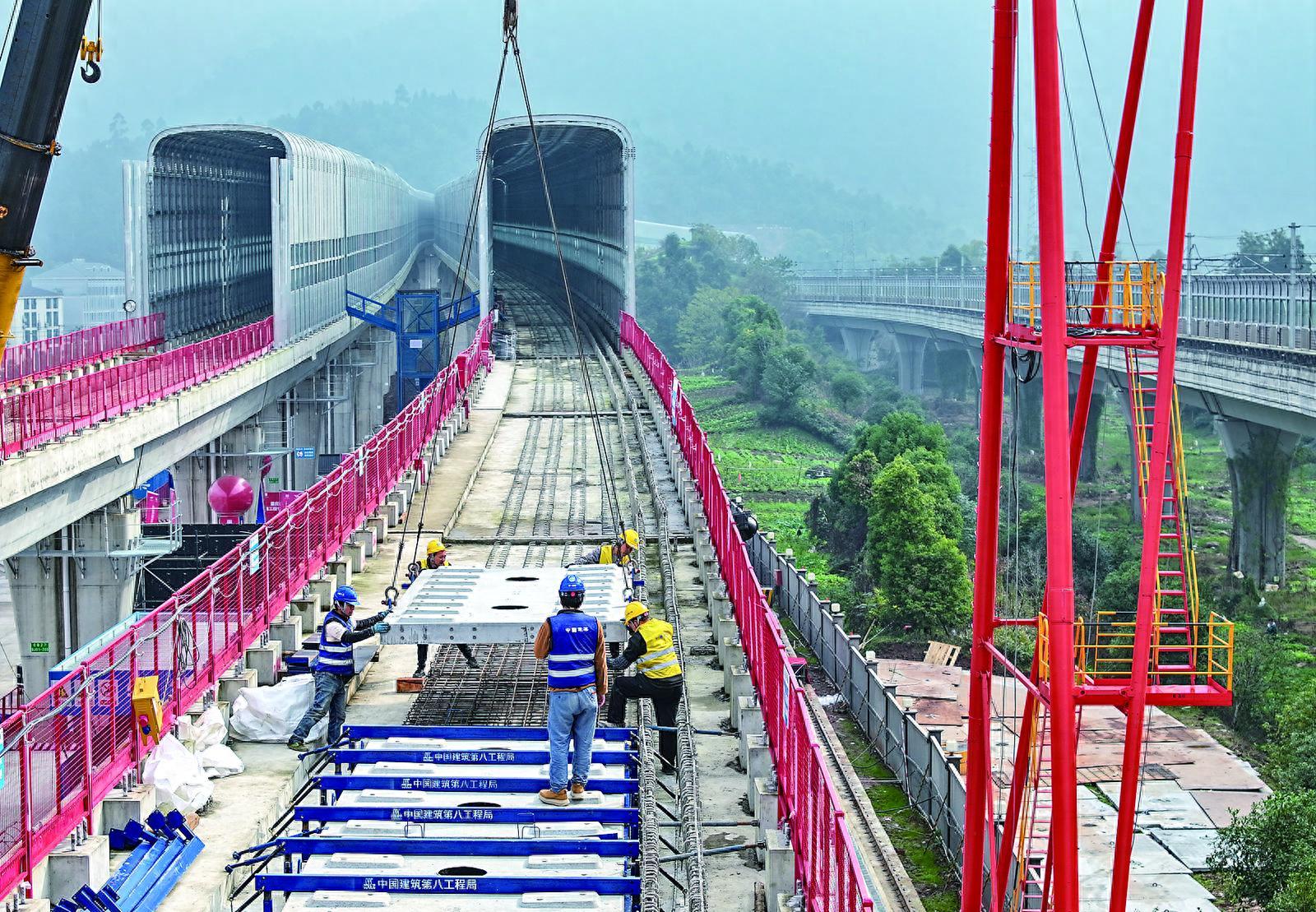 重庆轨道交通27号线铺轨启动，2026年将实现112公里正线轨通，新能源设备助力高效施工