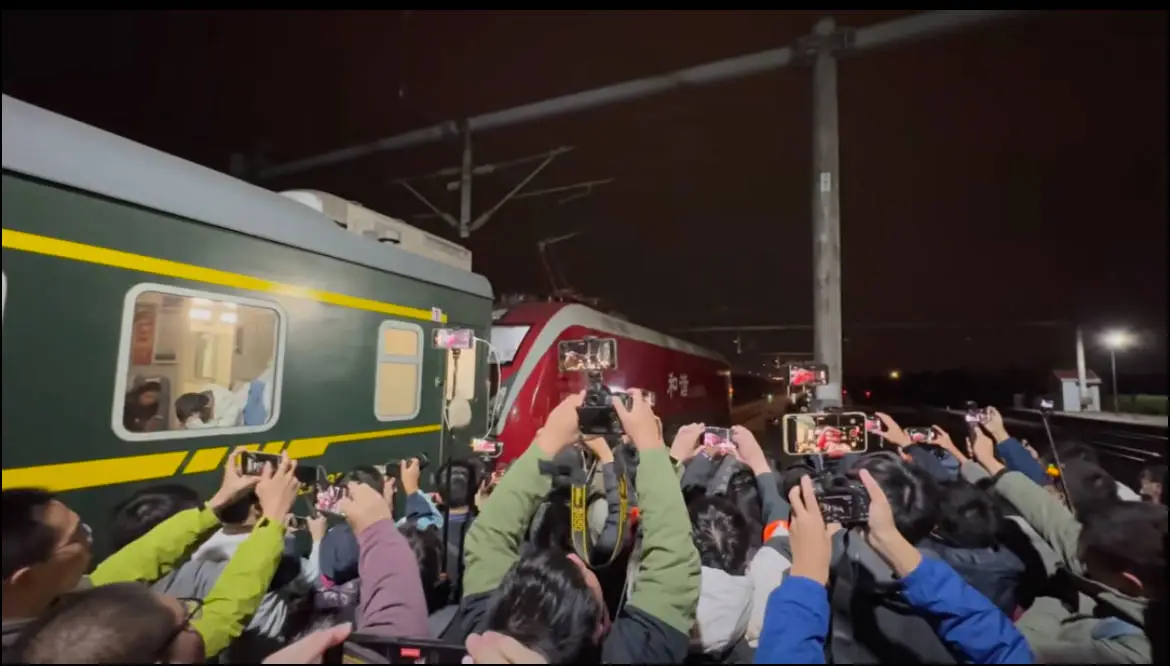 松江北站最后告别：K287次列车缓缓驶离，上百交通迷齐唱送别  第1张