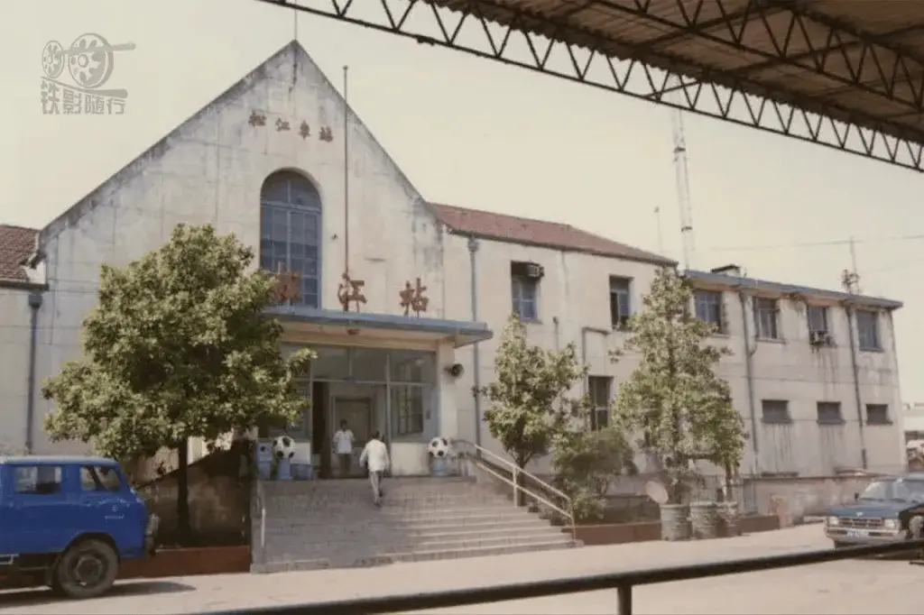 松江北站最后告别：K287次列车缓缓驶离，上百交通迷齐唱送别  第2张