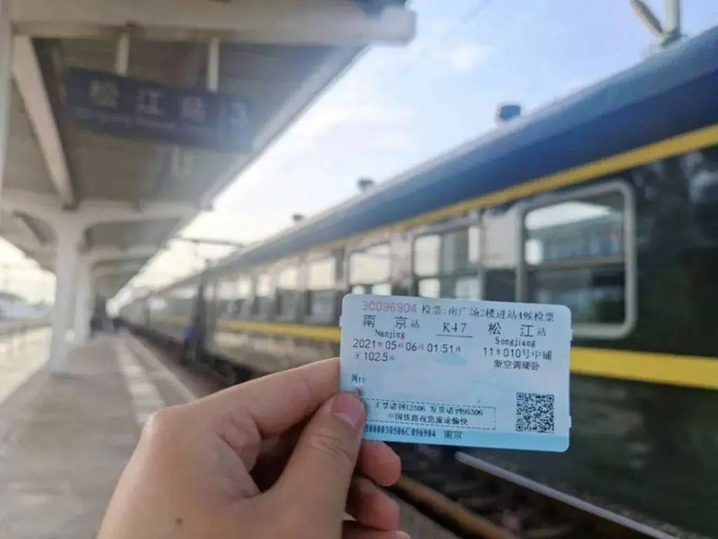 松江北站最后告别：K287次列车缓缓驶离，上百交通迷齐唱送别  第3张