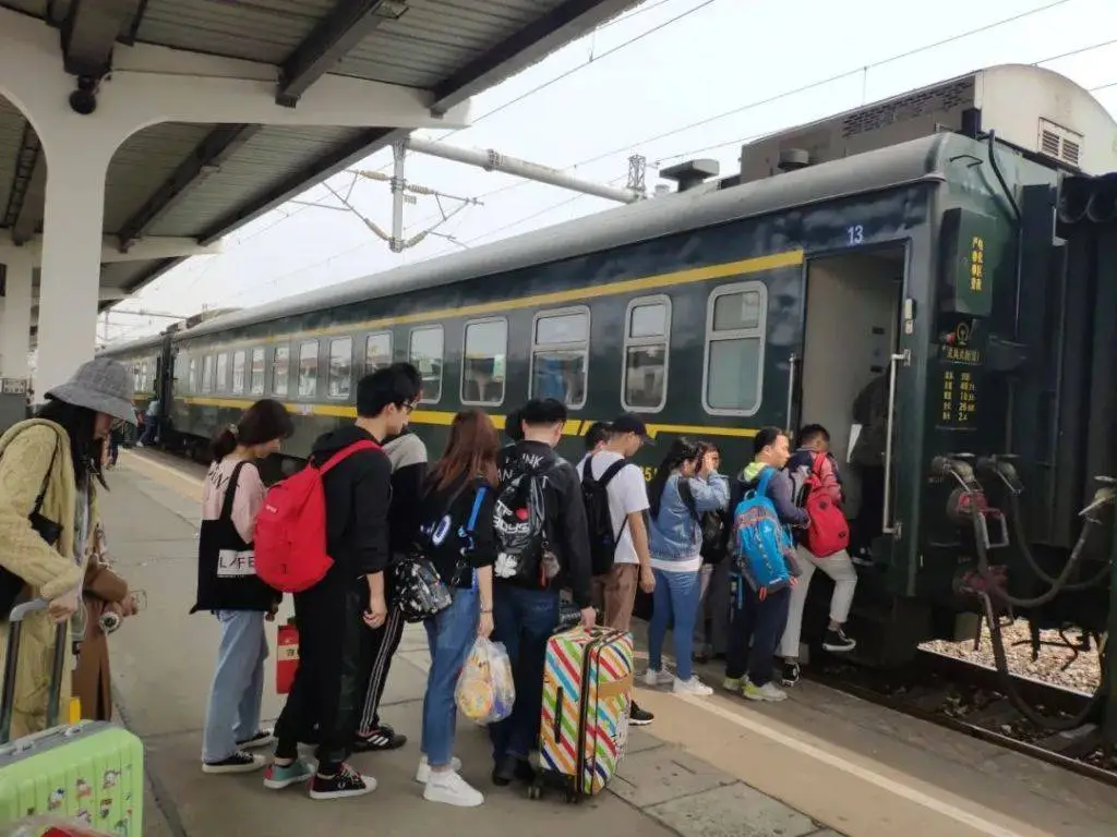 松江北站最后告别：K287次列车缓缓驶离，上百交通迷齐唱送别  第4张