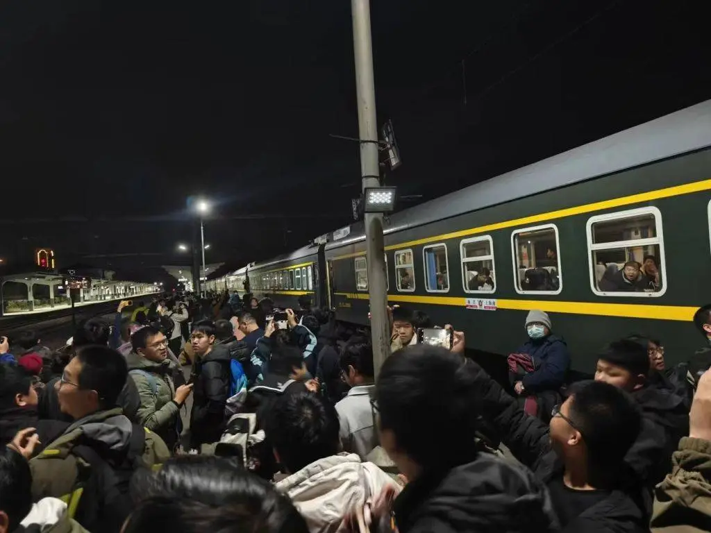 松江北站最后告别：K287次列车缓缓驶离，上百交通迷齐唱送别  第5张