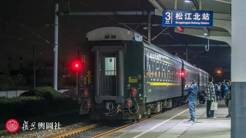 松江北站最后告别：K287次列车缓缓驶离，上百交通迷齐唱送别  第6张