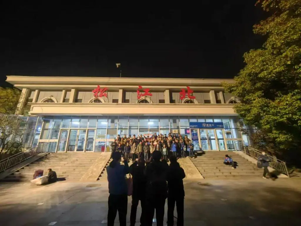 松江北站最后告别：K287次列车缓缓驶离，上百交通迷齐唱送别  第8张