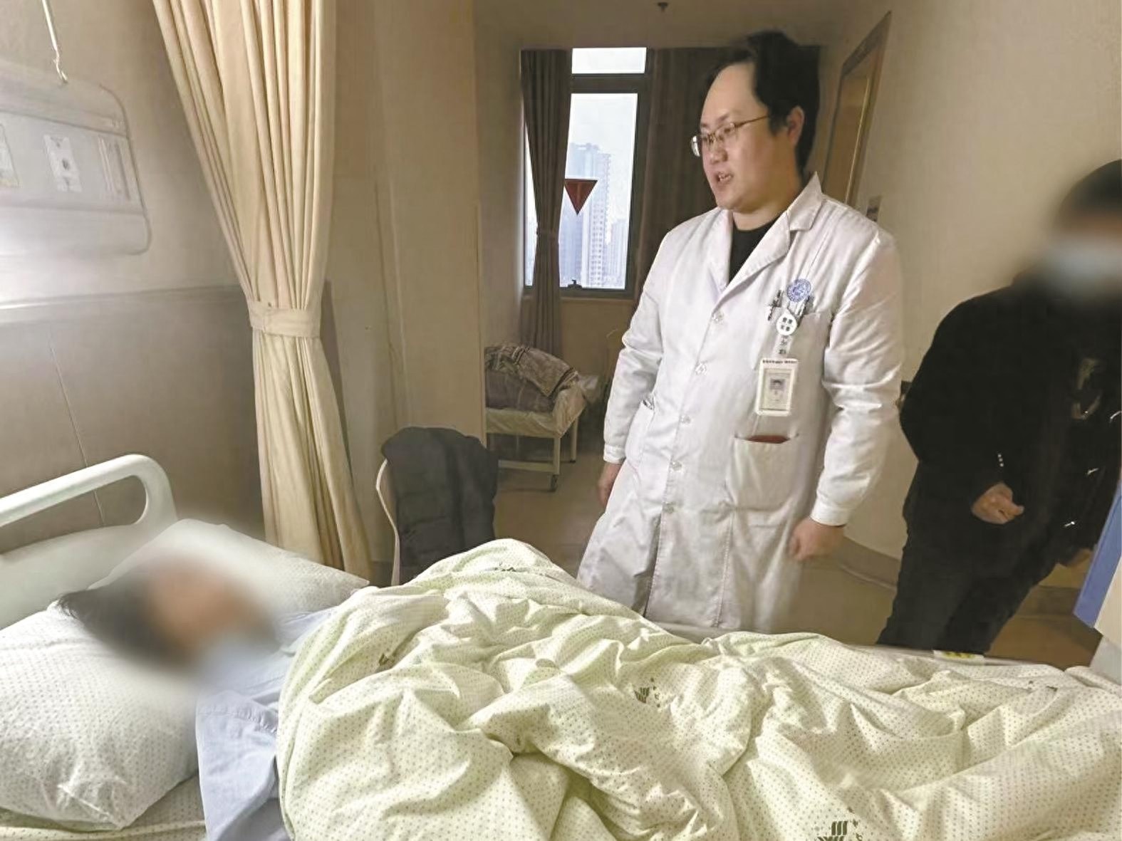 惊！被推车把手顶到肚子，男子竟痛到无法平躺，医生紧急救援揭真相