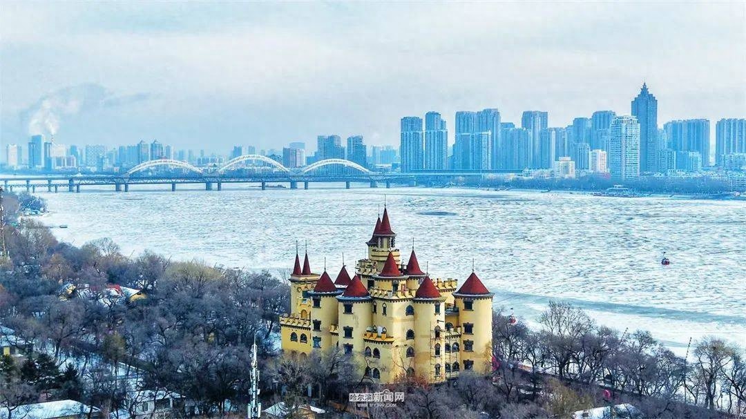 哈尔滨气温骤降，未来几日最低温将突破-25℃，户外出行需加强防寒保暖  第1张