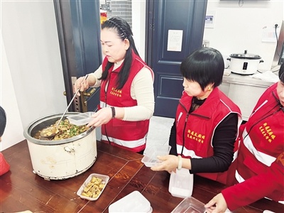 夏履镇美厨娘的爱心午餐：一道芋艿烧排骨，温暖了整个村庄