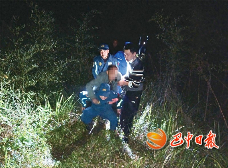 73岁老人深山走失，救援队寒夜搜救，结局让人泪目  第1张