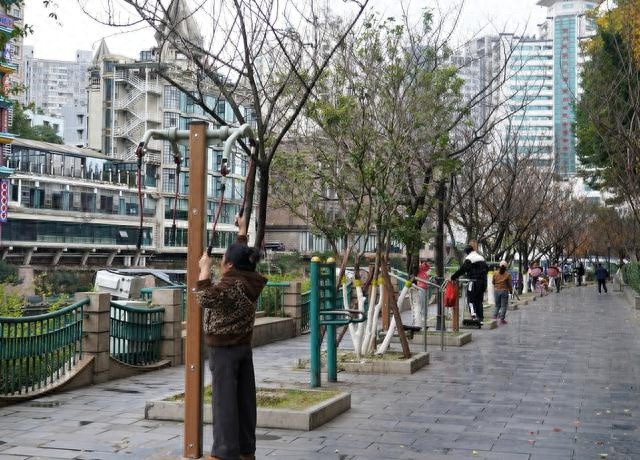 南明河畔的冬日活力：市民健身热潮不减，清晨锻炼成亮丽风景