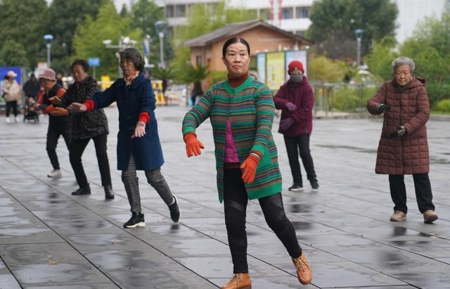 南明河畔的冬日活力：市民健身热潮不减，清晨锻炼成亮丽风景  第2张