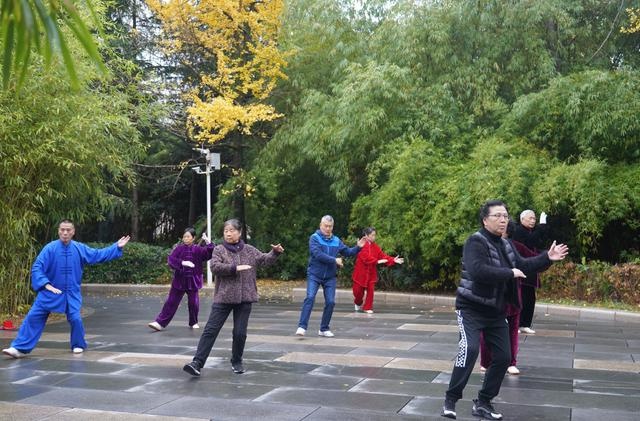 南明河畔的冬日活力：市民健身热潮不减，清晨锻炼成亮丽风景  第4张