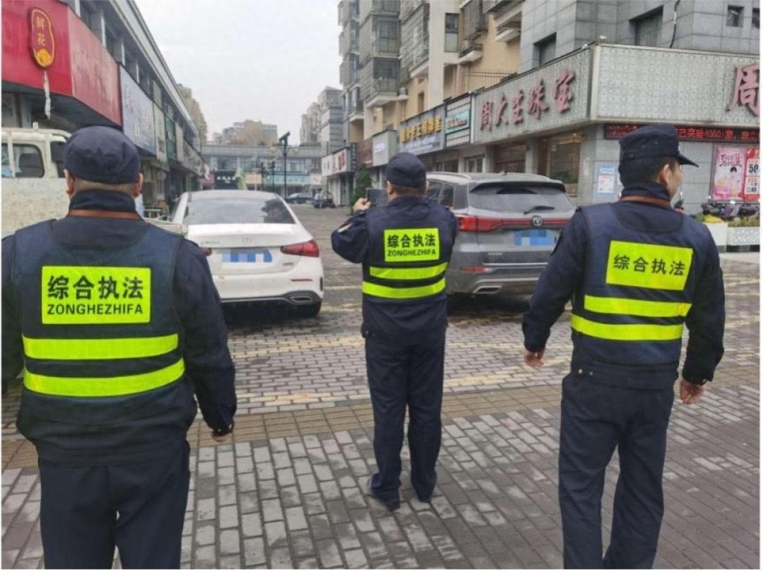 寒冬中的坚守：南浔区执法队员用行动温暖城市，守护市容与安全  第1张