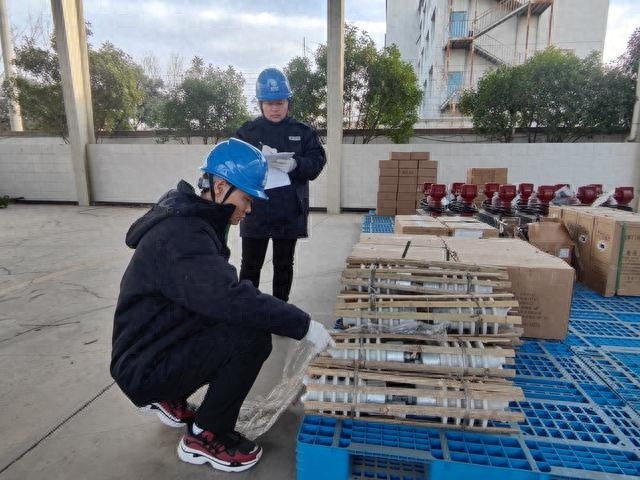 国网新密市供电公司全力备战冬季电力供应，确保物资充足高效