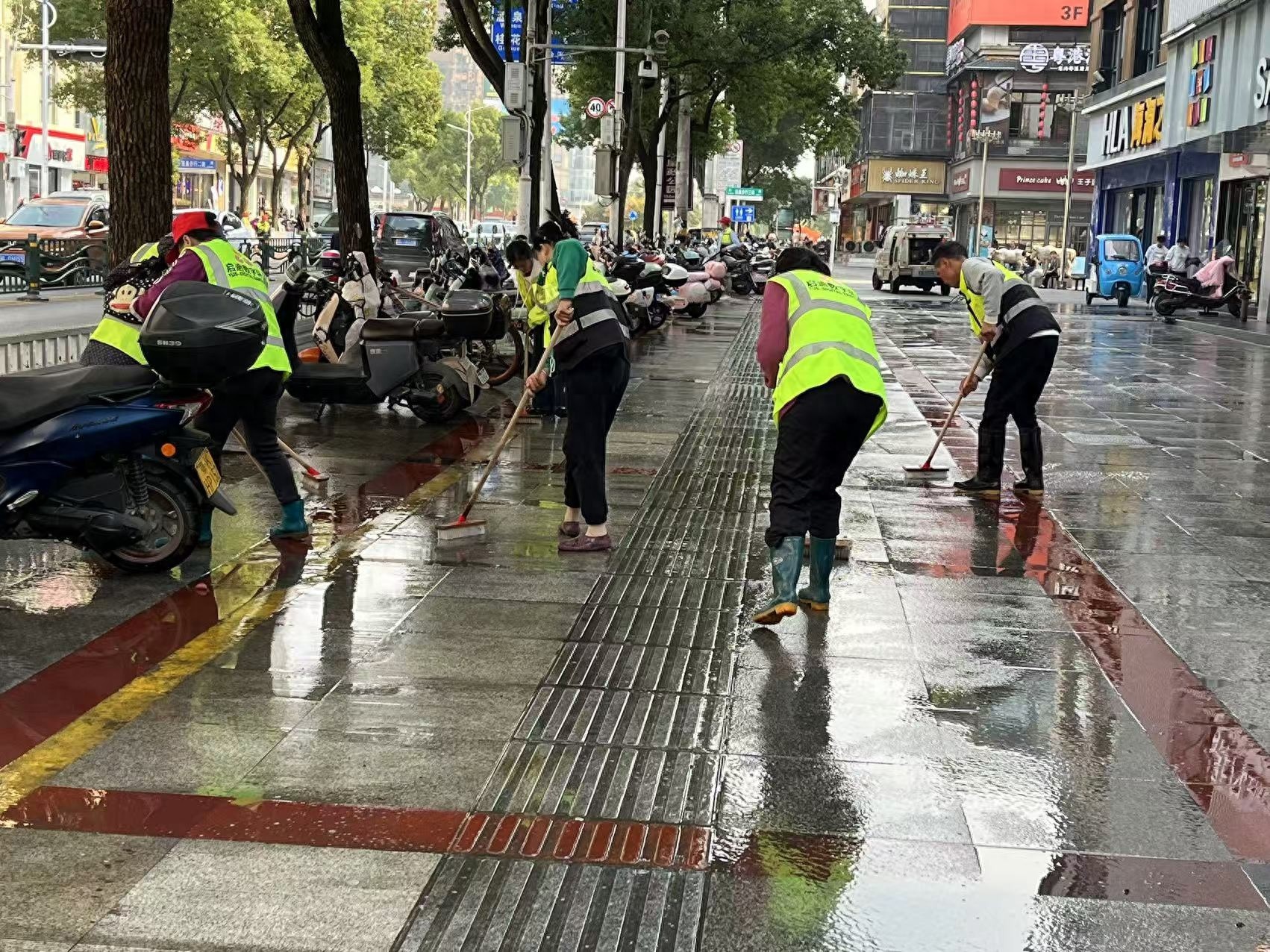 夜市繁荣背后的秘密：地垫铺设如何让城市颜值与经济双赢？