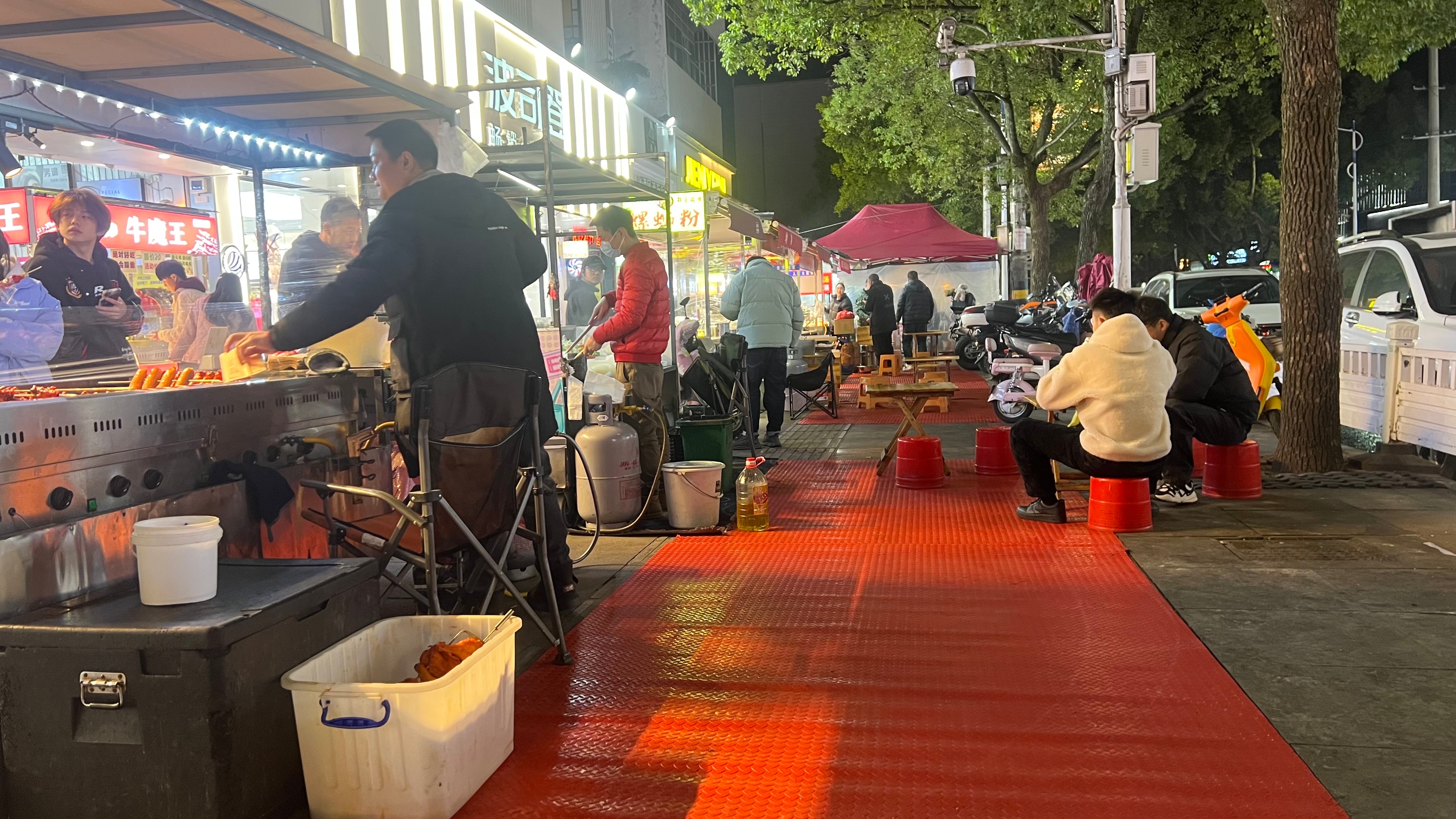 夜市繁荣背后的秘密：地垫铺设如何让城市颜值与经济双赢？  第2张
