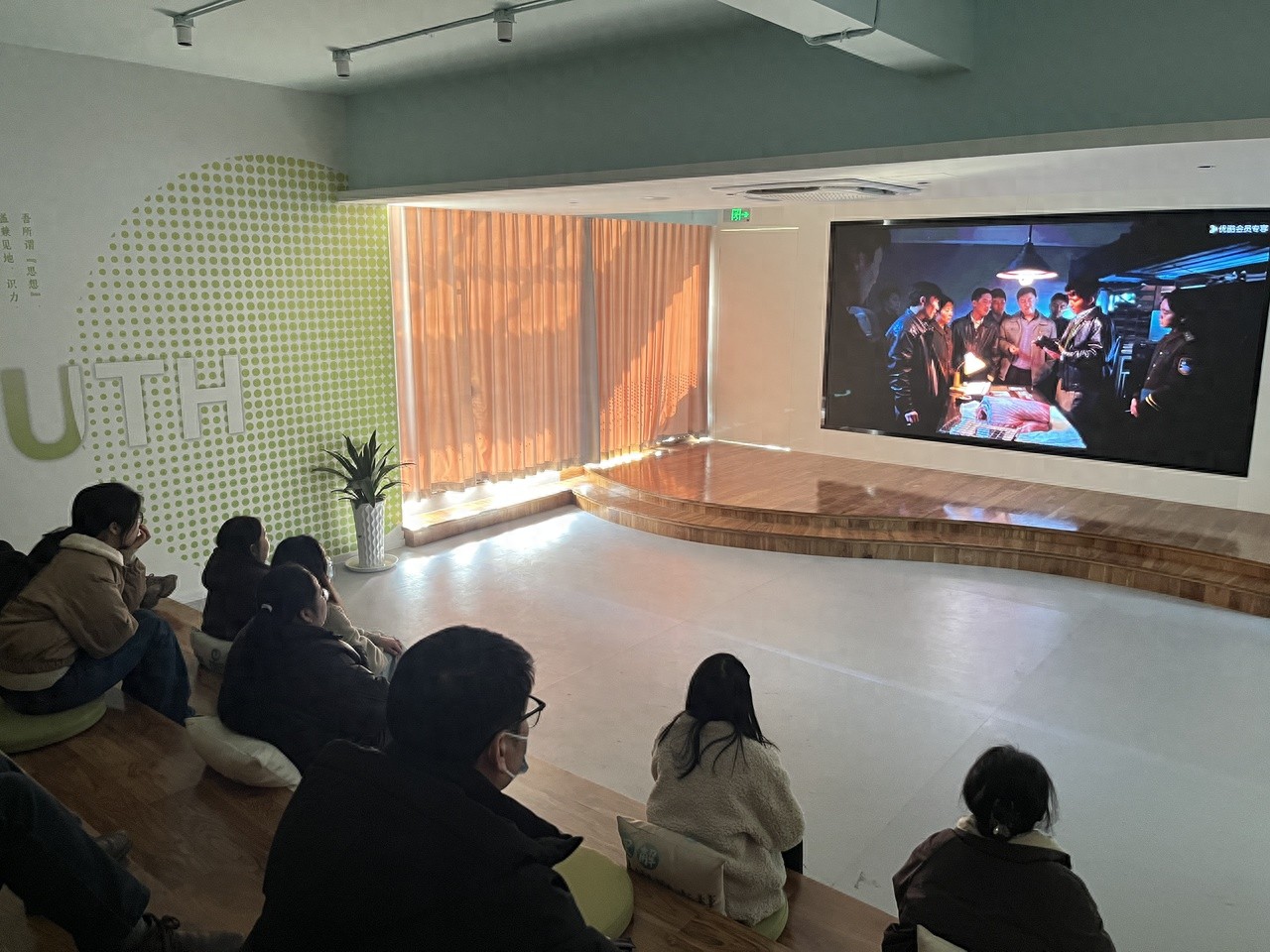揭秘河边的错误：电影中的乒乓球、车牌31415等意象象征，你真的看懂了吗？  第1张