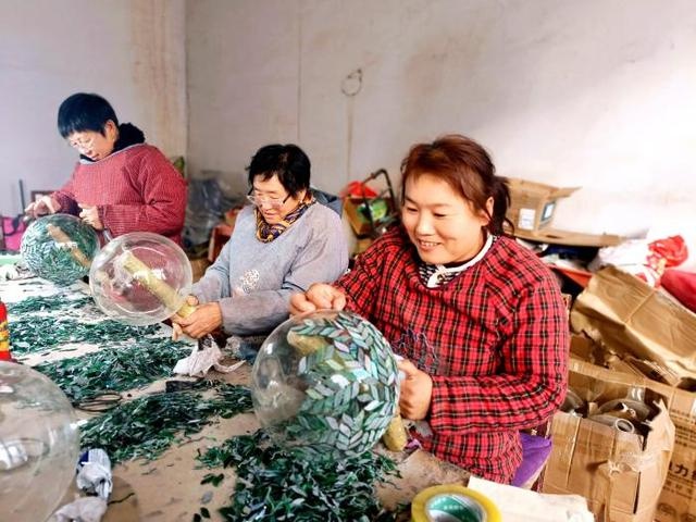 揭秘滨州马家胡同村：妇女手工贴亮片，家门口就业还能补贴家用  第3张