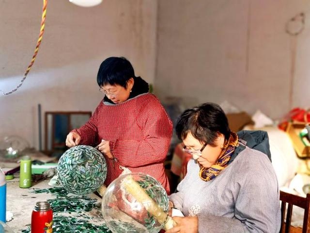 揭秘滨州马家胡同村：妇女手工贴亮片，家门口就业还能补贴家用  第5张