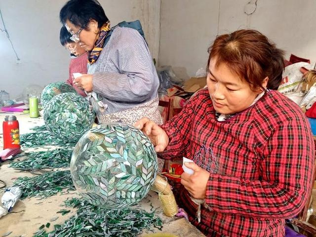 揭秘滨州马家胡同村：妇女手工贴亮片，家门口就业还能补贴家用  第6张