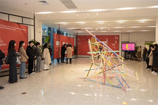 130根小木棍如何颠覆传统雕塑？苏州当代美术馆的这场艺术实验让你大开眼界  第1张