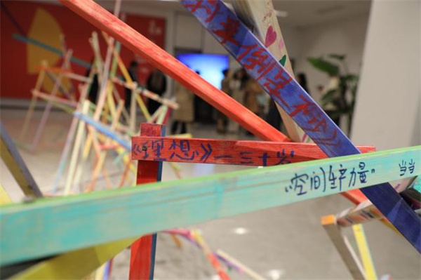130根小木棍如何颠覆传统雕塑？苏州当代美术馆的这场艺术实验让你大开眼界  第2张