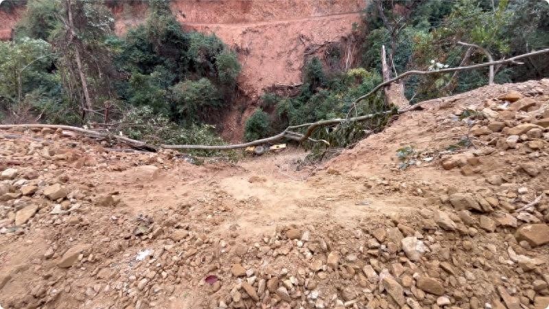 惊险！压路机司机坠落20米深山崖，救援人员冒死开辟生命通道