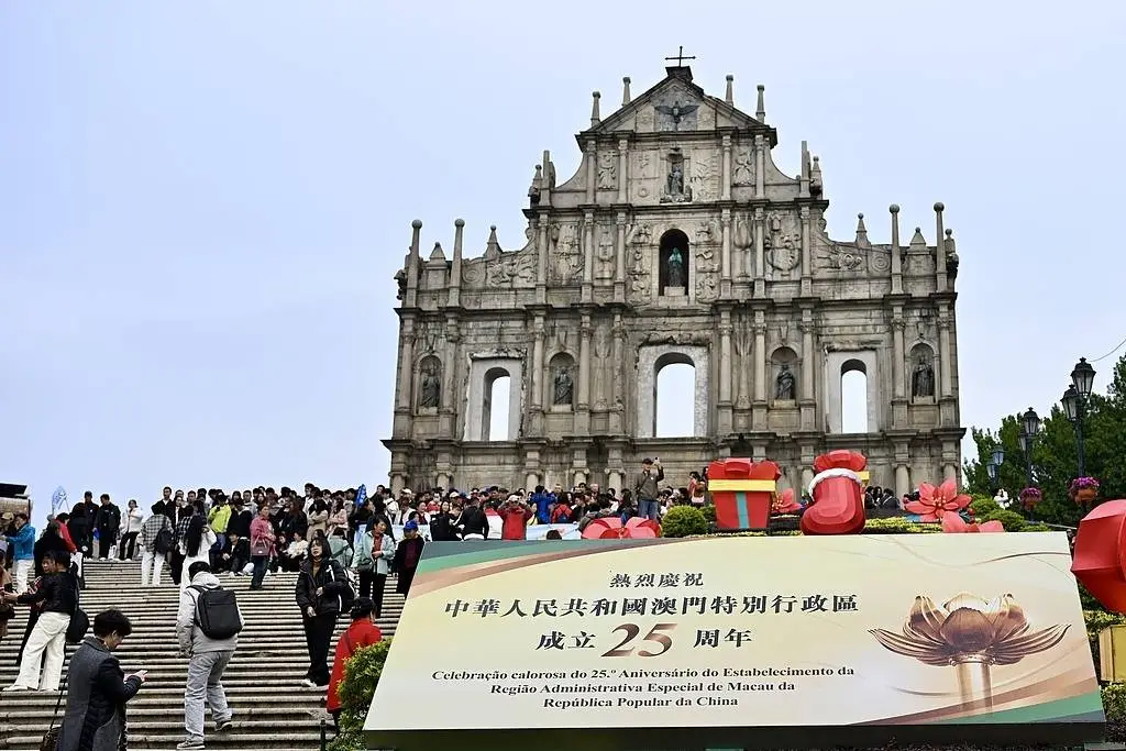 澳门回归25周年倒计时！大三巴牌坊红旗飘扬，喜庆氛围感拉满