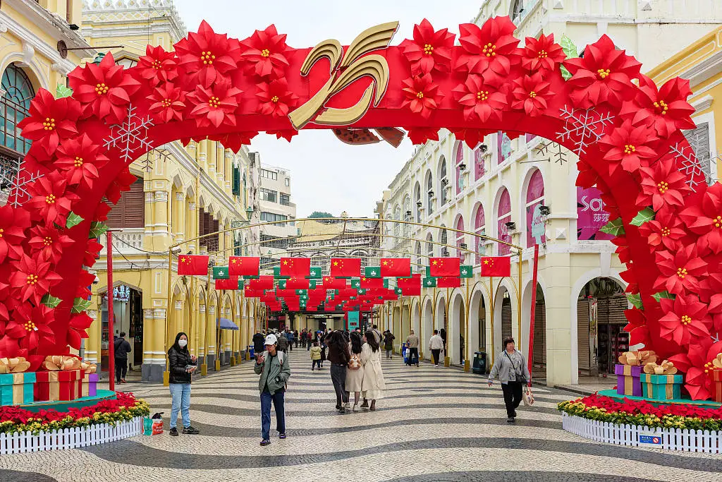 澳门回归25周年倒计时！大三巴牌坊红旗飘扬，喜庆氛围感拉满  第3张