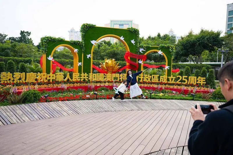 澳门回归25周年倒计时！大三巴牌坊红旗飘扬，喜庆氛围感拉满  第6张