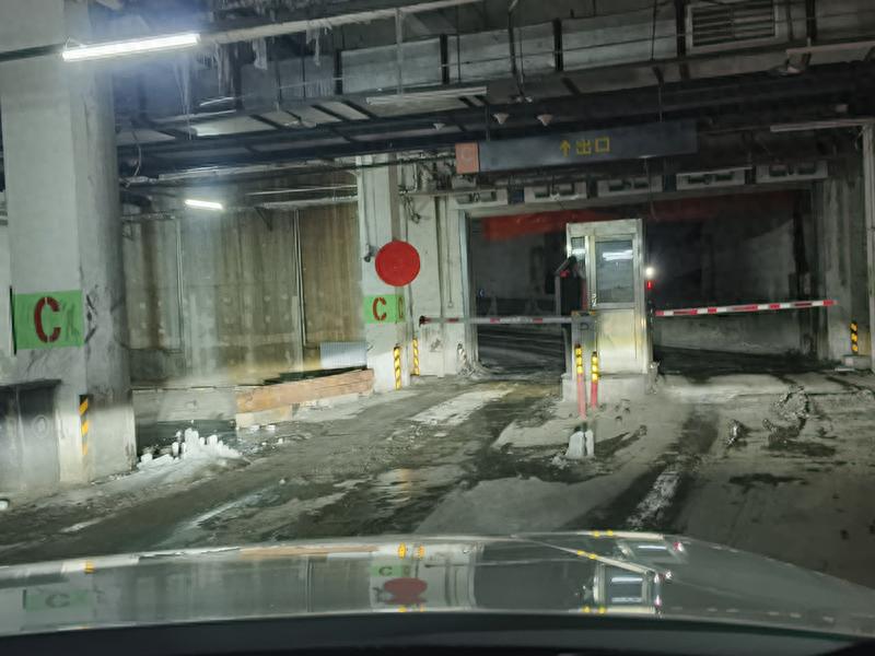 世纪唐人购物公园地下停车场：冰锥拦路、垃圾遍地，环境脏乱不堪，市民吐槽不断