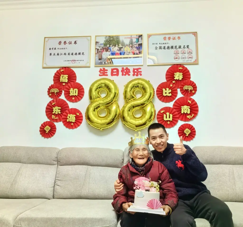 88岁保洁员收养38名弃婴，她的故事为何让人泪目？  第8张