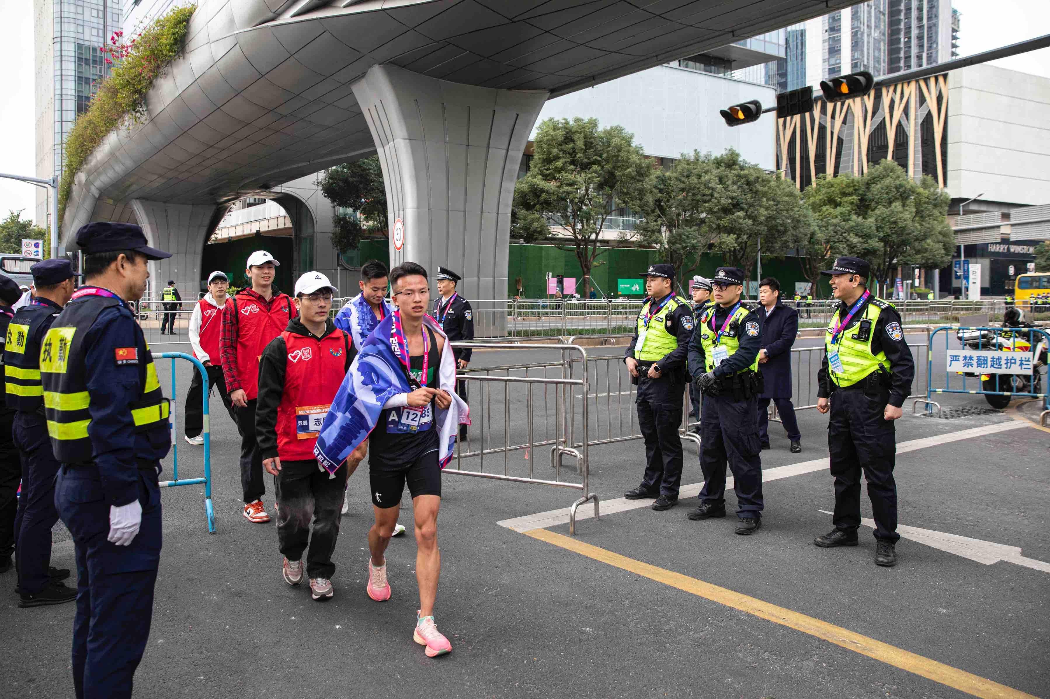 深圳南山半程马拉松：十载守护，全警护跑，平安圆满的十年之约  第2张