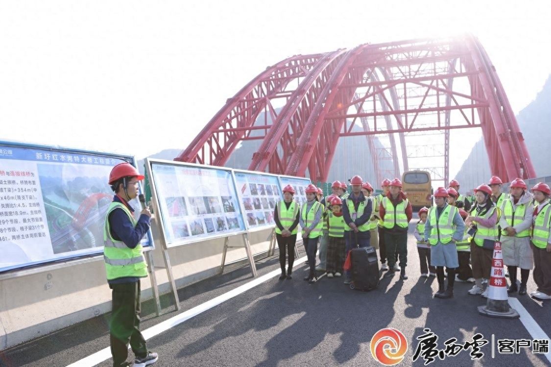 揭秘：广西路桥集团如何用6米画卷搭建员工家庭与企业的温馨桥梁？  第1张