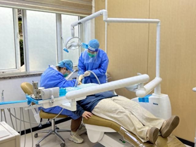 宝山区政府完成卫生健康实事项目，居民在家门口享受便捷医疗服务