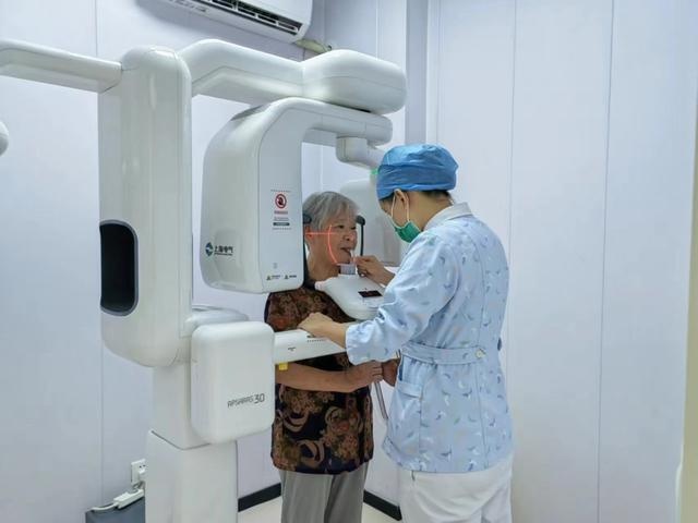 宝山区政府完成卫生健康实事项目，居民在家门口享受便捷医疗服务  第2张