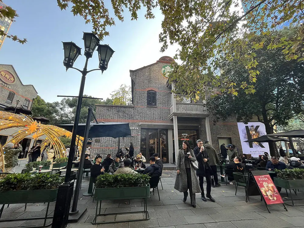 24年老店即将告别！星巴克新天地店闭店倒计时，顾客纷纷打卡留念  第3张